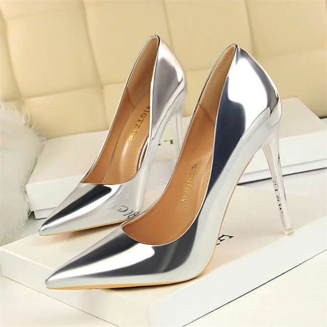 Essentials BigTree Womens Classic Patent Leather Pumps - Silver